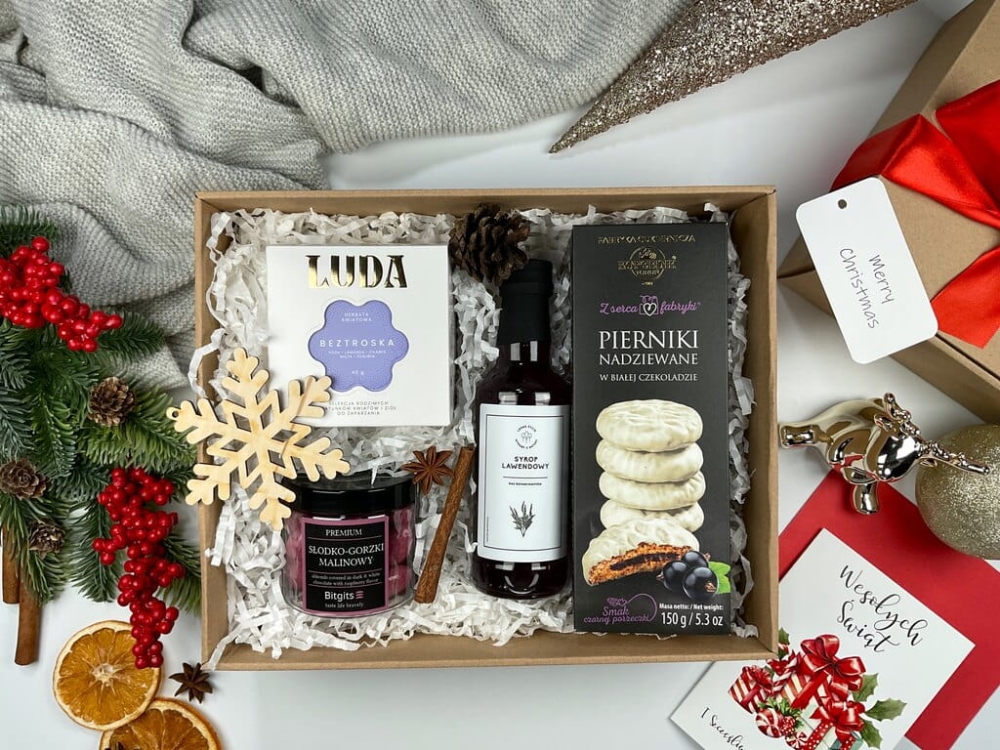 Delikatny zimowy box: kwiatowa herbata premium, syrop lawendowy, migdały w belgijskiej czekoladzie, miękkie pierniczki z nadzieniem porzeczkowym i czekoladą. Idealny świąteczny prezent dla kobiety, relaksacyjny zestaw premium.