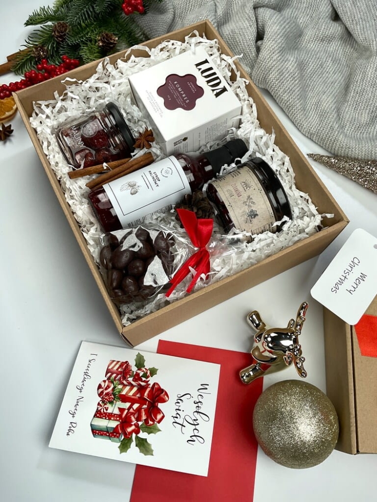 Elegancki box z herbatą kwiatową premium, malinami w miodzie, syropem malinowym, żurawiną leśną i migdałami w ciemnej czekoladzie. Wyjątkowy prezent świąteczny, zimowy, dla mamy, babci, przyjaciółki, dla nauczyciela, prezent premium