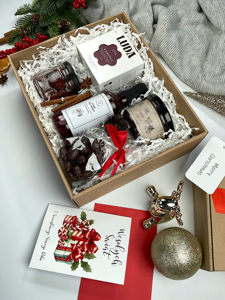 Elegancki box z herbatą kwiatową premium, malinami w miodzie, syropem malinowym, żurawiną leśną i migdałami w ciemnej czekoladzie. Wyjątkowy prezent świąteczny, zimowy, dla mamy, babci, przyjaciółki, dla nauczyciela, prezent premium