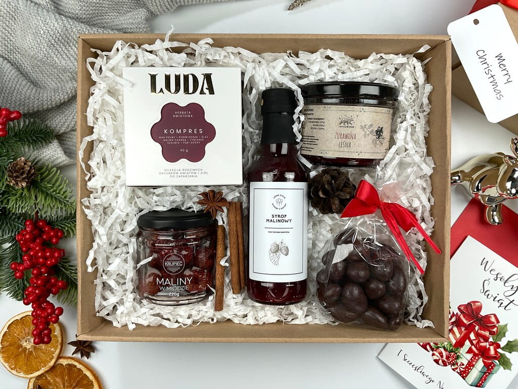 Owocowy zimowy zestaw prezentowy: herbata kwiatowa LUDA, maliny w miodzie, malinowy syrop, leśna żurawina i migdały w ciemnej czekoladzie. Idealny prezent bożonarodzeniowy, aromatyczny, naturalny, kobiecy, premium, handmade vibes.