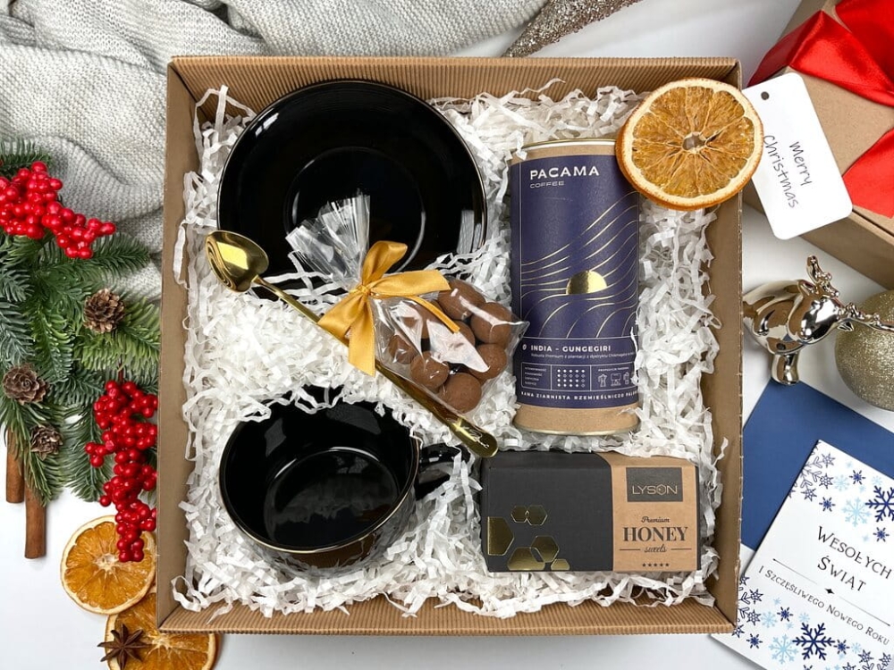 Świąteczny gift box premium z elegancką filiżanką, złotą łyżeczką, kawą ziarnistą, orzechami w mlecznej czekoladzie z cynamonem i krówką miodową. Stylowy prezent na Boże Narodzenie, luksusowy zestaw dla miłośników kawy.