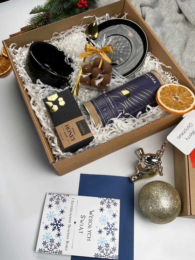 Luksusowy box świąteczny: porcelanowa filiżanka czarna ze złotem, złota łyżeczka, kawa ziarnista premium, orzechy laskowe w cynamonowej czekoladzie, miodowa krówka. Idealny prezent dla kobiety, dla kawiarza, prezent firmowy.