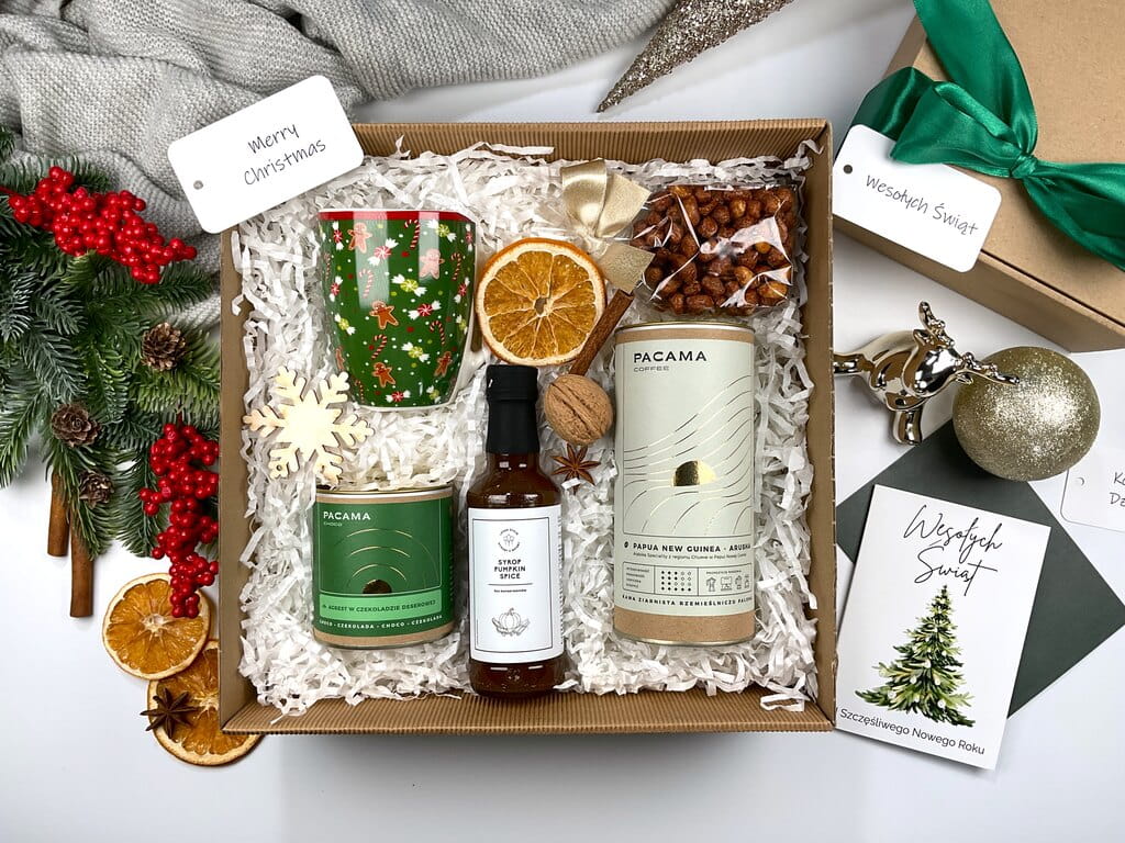 Świąteczny zestaw prezentowy premium: porcelanowy kubek z motywem świątecznym, kawa ziarnista w puszce, agrest w czekoladzie, syrop dyniowy pumpkin spice i orzeszki w karmelu z miodem. Idealny prezent na święta, Mikołajki, dla kawosza i smakosza