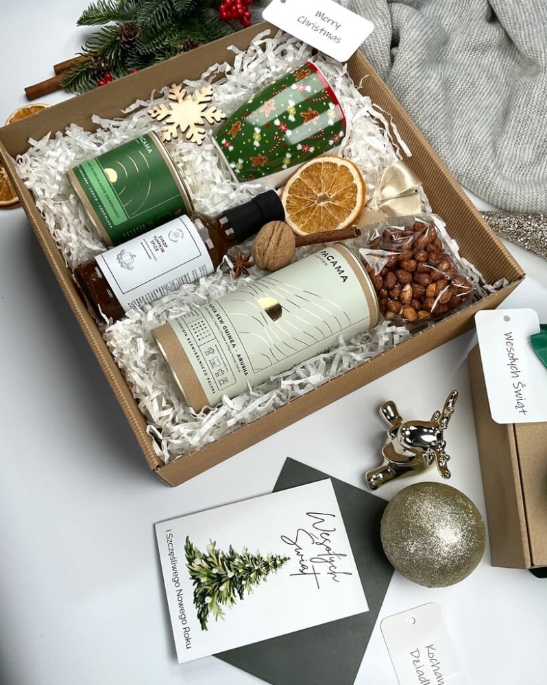 Luksusowy zestaw świąteczny: porcelanowy kubek z zimowym wzorem, kawa ziarnista, agrest w czekoladzie, syrop dyniowy pumpkin spice, orzeszki karmelizowane z miodem. Wyjątkowy prezent gwiazdkowy dla miłośników kawy i zimowych smaków.