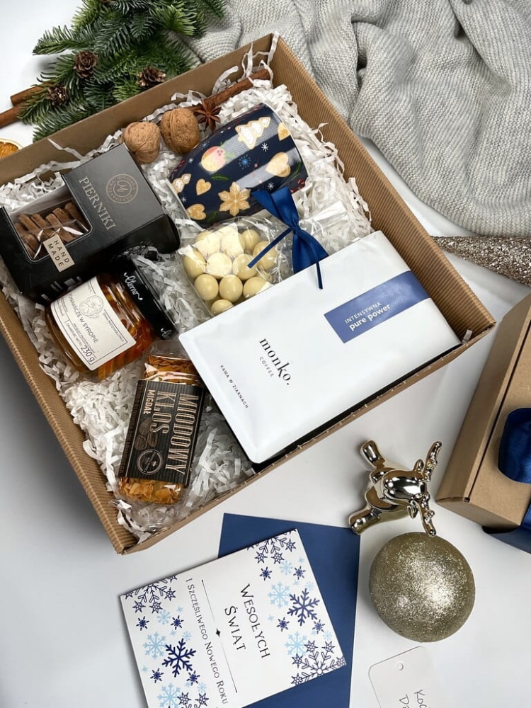 Box świąteczny premium: kubek porcelanowy świąteczny, kawa ziarnista świeżo mielona, pierniczki premium handmade, orzechy w białej czekoladzie, pomarańcze w syropie, baton miodowy z migdałami. Prezent dla kawosza, smakosza, na święta i Mikołajki.