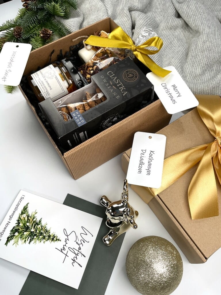 Elegancki świąteczny box prezentowy: dekoracyjna świeca, handmade ciasteczka owsiane, owocowa herbata pomarańczowa i pomarańcze w syropie. Wyjątkowy, pachnący zestaw bożonarodzeniowy premium.