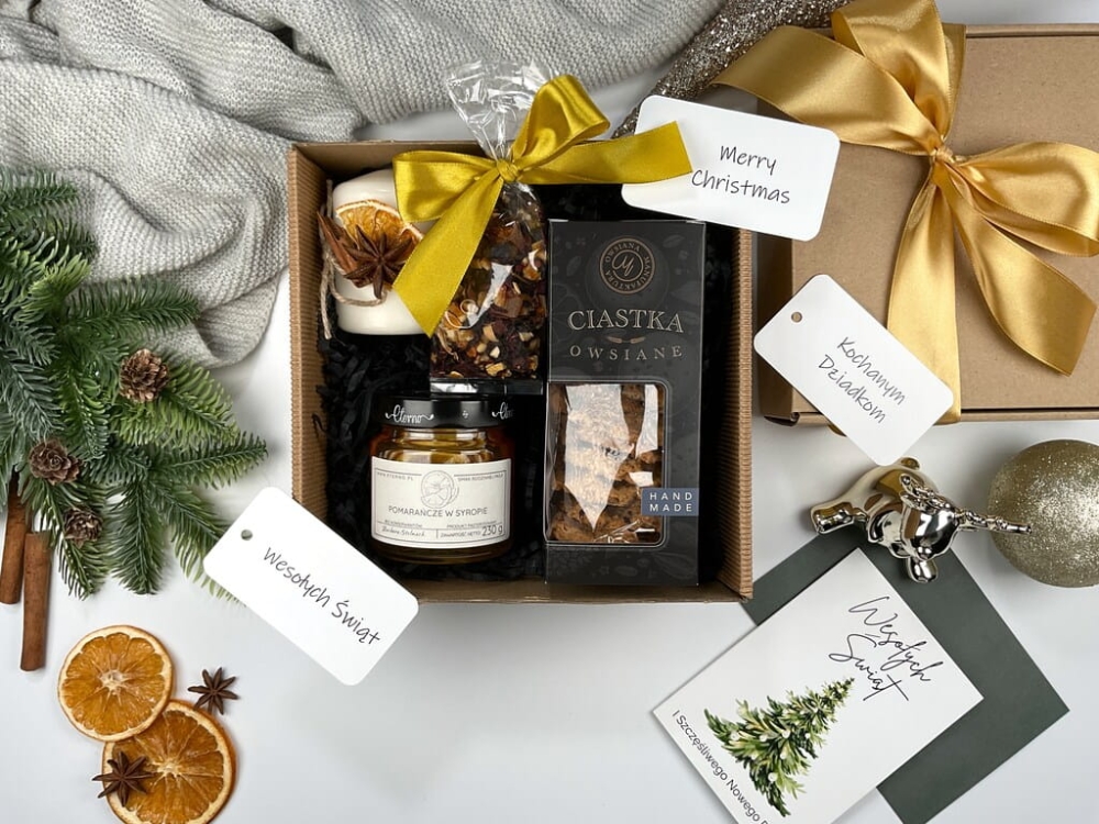 Świąteczny box z dekoracyjną świecą, owsianymi ciasteczkami handmade, pomarańczową herbatą owocową i pomarańczami w syropie. Ciepły, przytulny prezent idealny pod choinkę lub na Mikołajki.