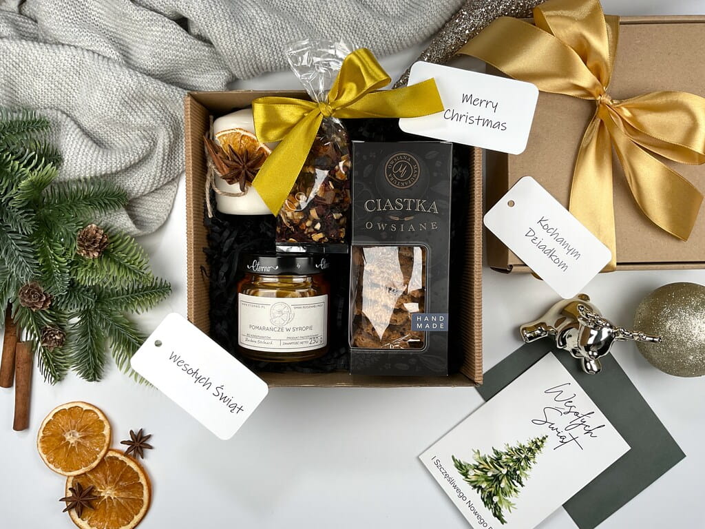 Świąteczny box z dekoracyjną świecą, owsianymi ciasteczkami handmade, pomarańczową herbatą owocową i pomarańczami w syropie. Ciepły, przytulny prezent idealny pod choinkę lub na Mikołajki.
