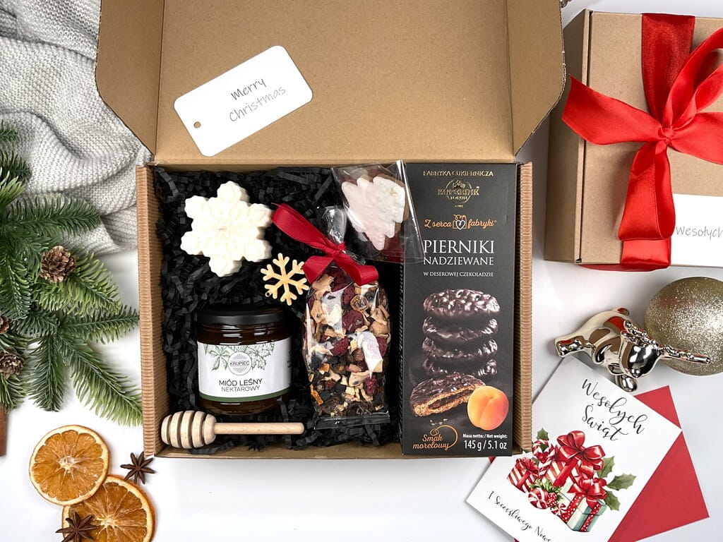 Świąteczny box z sojową świecą śnieżynką, leśnym miodem, czerpakiem, pierniczkami, owocową herbatą z lawendą i lukrowanym piernikiem. Idealny prezent pod choinkę.