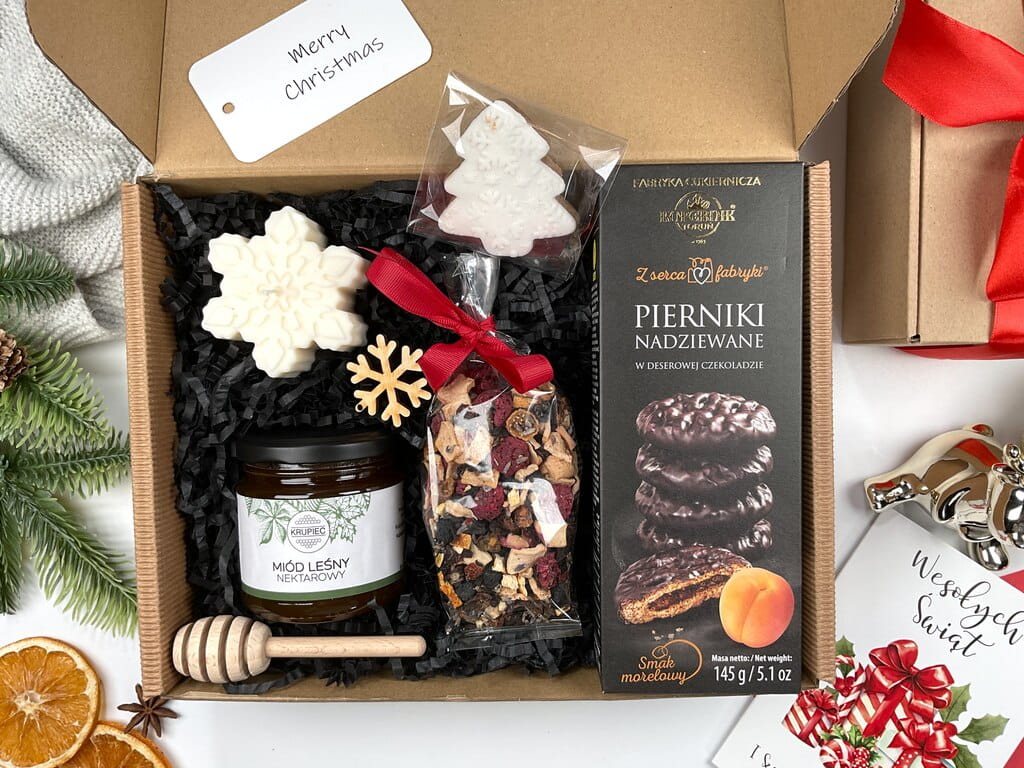 Magiczny zimowy box: świeca sojowa śnieżynka, świąteczne pierniki, owocowa herbata z lawendą, miód leśny i drewniany czerpak. Piękny prezent na święta.
