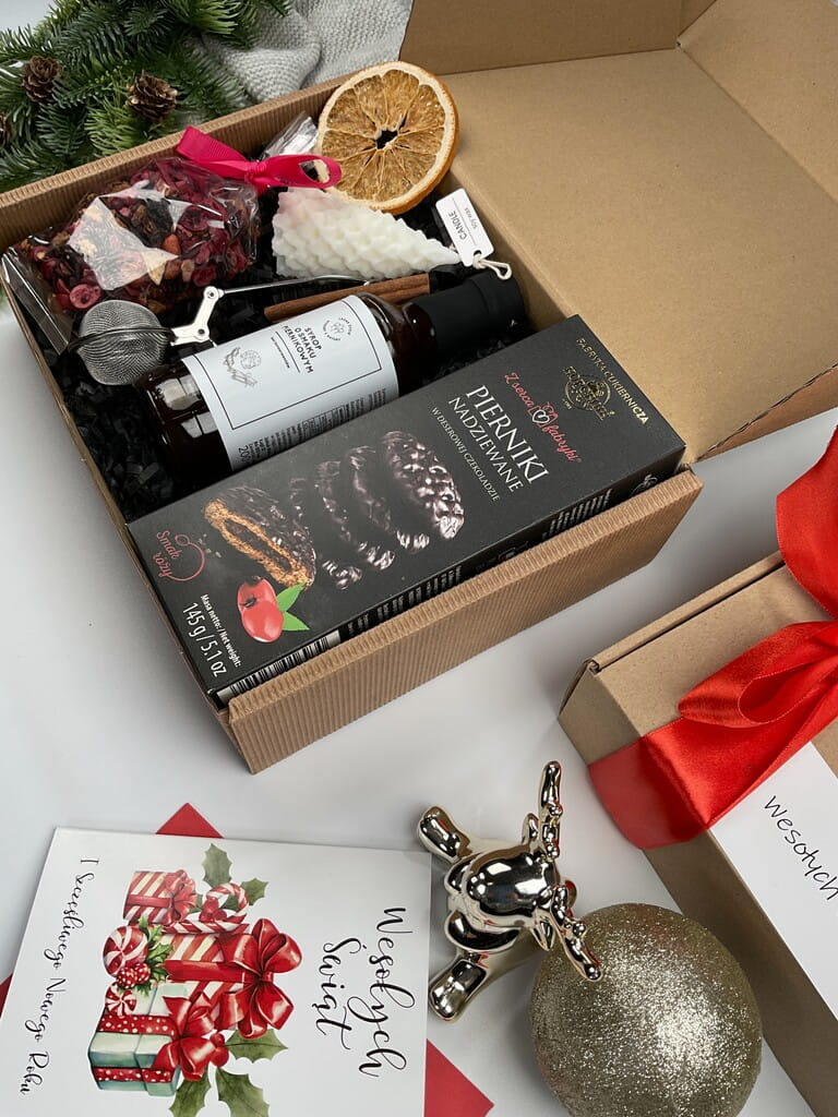 Elegancki świąteczny zestaw: aromatyczna herbata żurawinowa, ręcznie robiona świeca choinka, pierniczki w czekoladzie, syrop piernikowy i piękne ozdoby. Wyjątkowy prezent premium na święta.