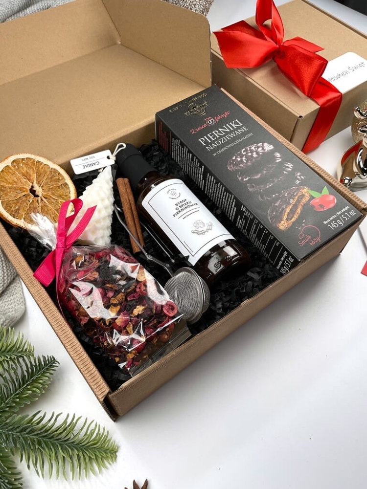 Świąteczny box z ręcznie robioną świecą choinka, pierniczkami w czekoladzie z różą, herbatą żurawinową, syropem piernikowym i ozdobami świątecznymi. Piękny prezent zimowy, aromatyczny i elegancki.