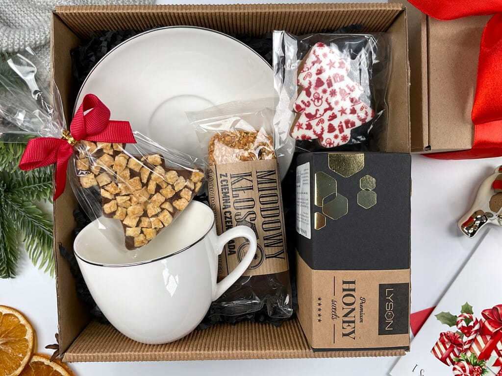 Zestaw świąteczny z porcelanową filiżanką, krówką miodową, batonem miodowym z czekoladą, czekoladą choinką i ozdobnym pierniczkiem. Wyjątkowy prezent na święta i Mikołaja.