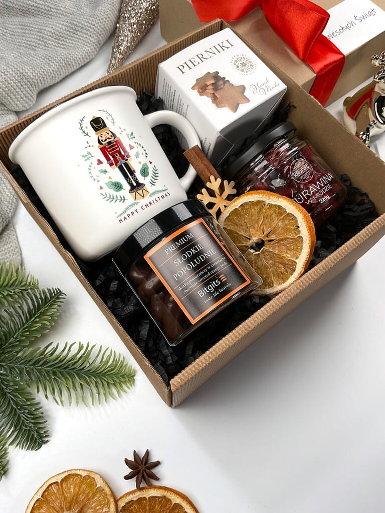 Box świąteczny z kubkiem Nutcracker, ręcznie robionymi pierniczkami, żurawiną w miodzie i skórką pomarańczy w czekoladzie. Prezent dla bliskiej osoby na Boże Narodzenie.