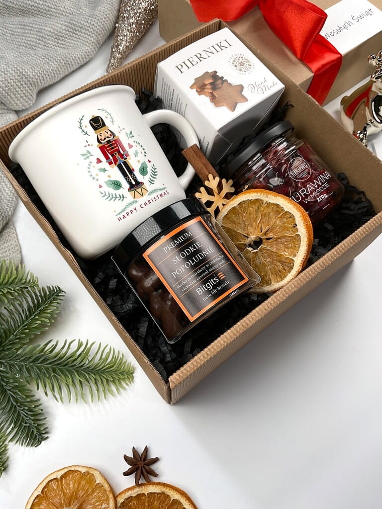 Box świąteczny z kubkiem Nutcracker, ręcznie robionymi pierniczkami, żurawiną w miodzie i skórką pomarańczy w czekoladzie. Prezent dla bliskiej osoby na Boże Narodzenie.