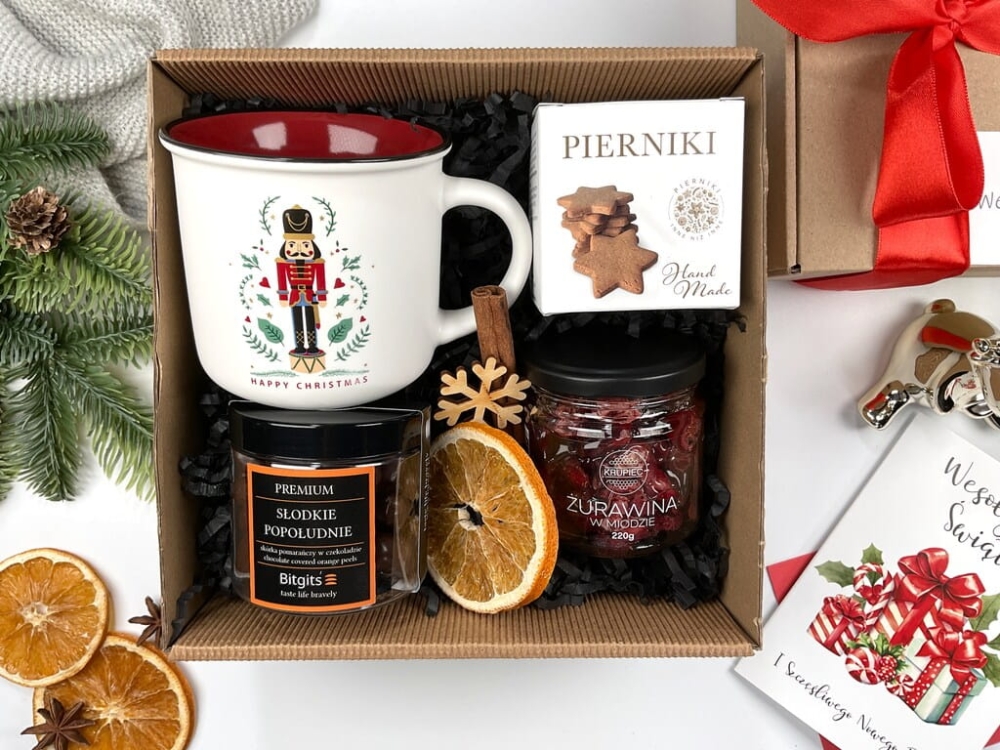 Upominek świąteczny premium z kubkiem, pierniczkami handmade, żurawiną w miodzie i skórką pomarańczową w belgijskiej czekoladzie. Idealny prezent pod choinkę lub na Mikołaja.
