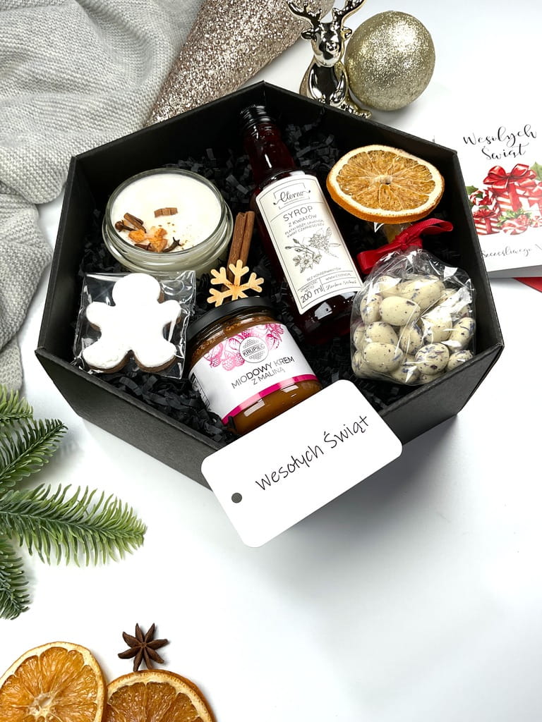 Wyjątkowy box dla przyjaciółki — naturalna świeca sojowa, syrop z kwiatów, migdały w białej czekoladzie z posypką z kwiatów, miodowy krem z maliną, pierniczek. Idealny prezent świąteczny.