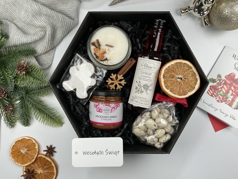 Elegancki box prezentowy z naturalną świecą sojową, kwiatowym syropem, migdałami w białej czekoladzie, miodowym kremem z maliną i pierniczkiem. Idealny dla przyjaciółki, dziewczyny lub siostry.