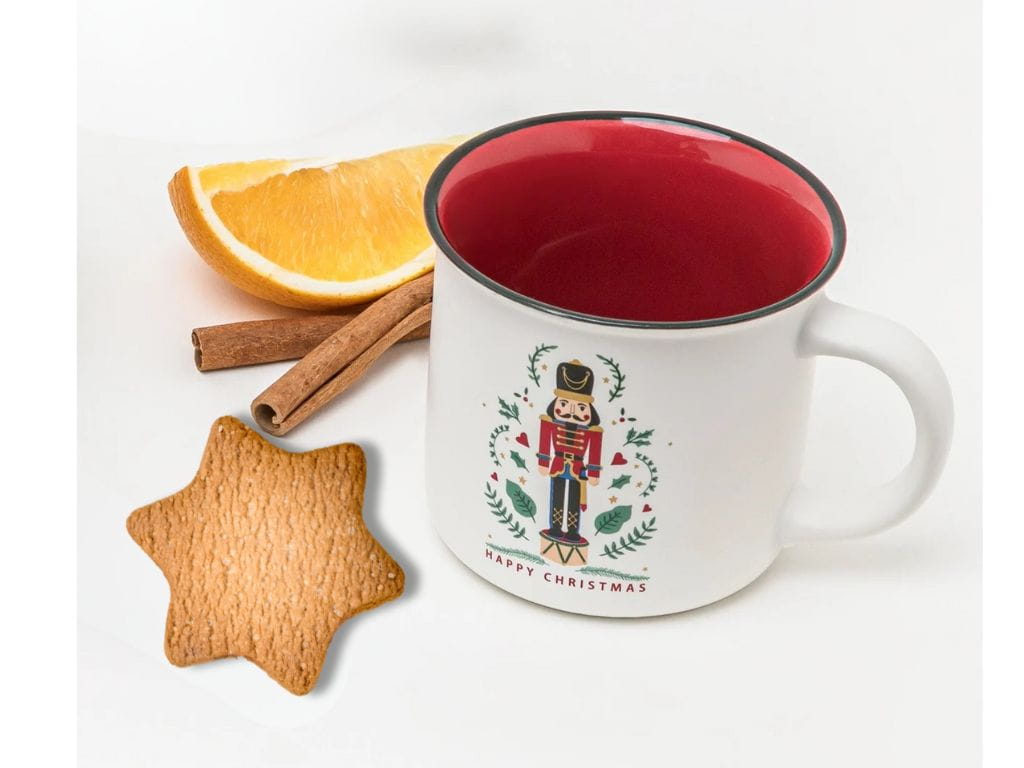 Biały świąteczny kubek porcelanowy z motywem Dziadka do Orzechów. Elegancki kubek do herbaty, kakao i kawy. Idealny na prezent lub dekorację stołu w świątecznym klimacie.