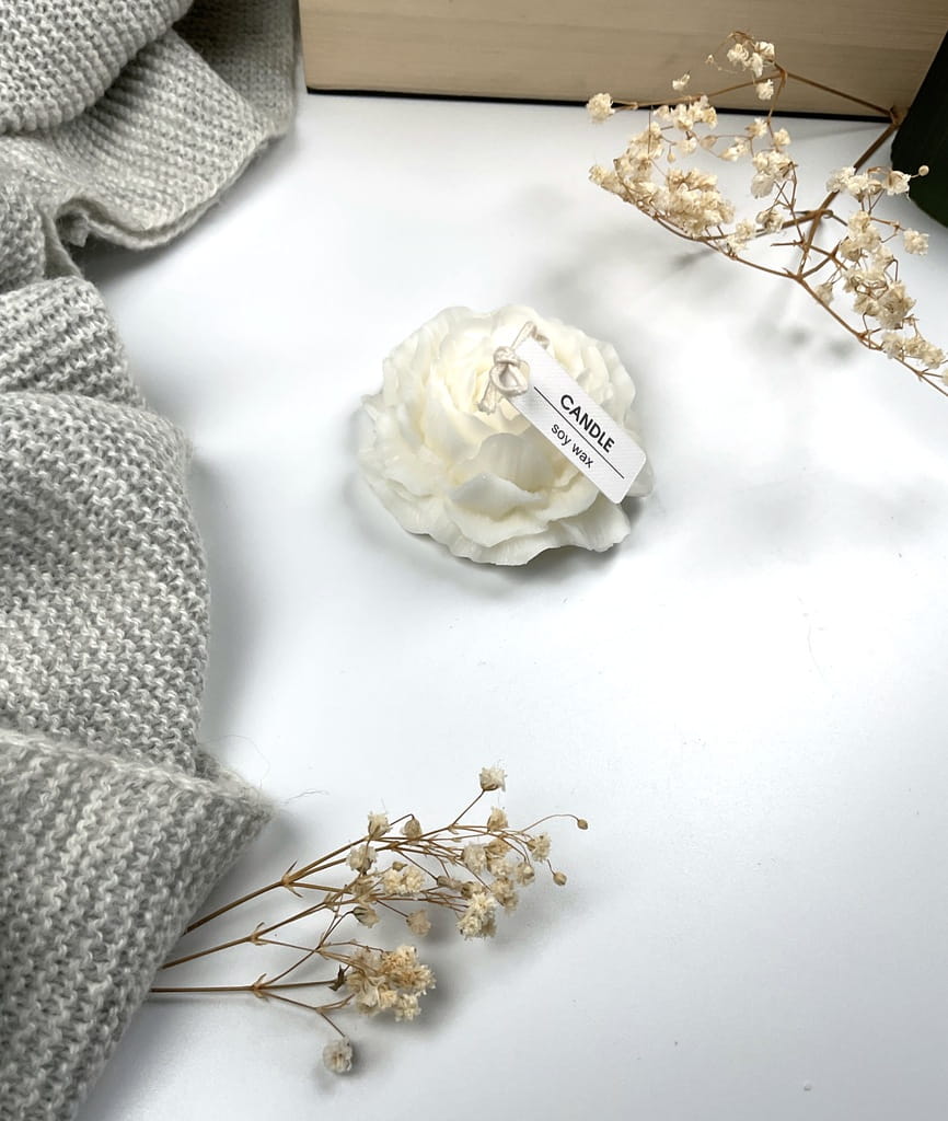 Świeca bezzapachowa w kształcie kwiatu piwonii. Elegancka dekoracja do domu, stołu i wnętrz. Stylowy design, neutralna dla aromatów, idealna jako prezent lub ozdoba.