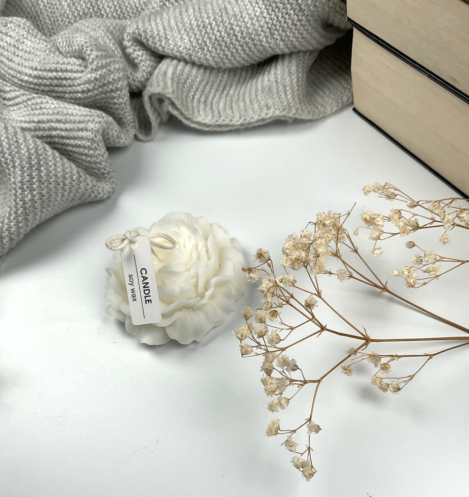 Świeca bezzapachowa w kształcie kwiatu piwonii. Elegancka dekoracja do domu, stołu i wnętrz. Stylowy design, neutralna dla aromatów, idealna jako prezent lub ozdoba.