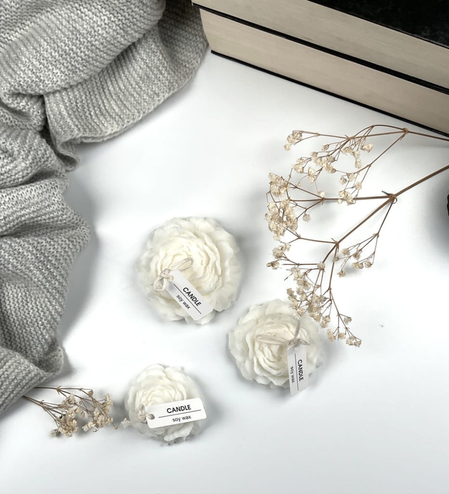 Świeca bezzapachowa w kształcie kwiatu piwonii. Elegancka dekoracja do domu, stołu i wnętrz. Stylowy design, neutralna dla aromatów, idealna jako prezent lub ozdoba.