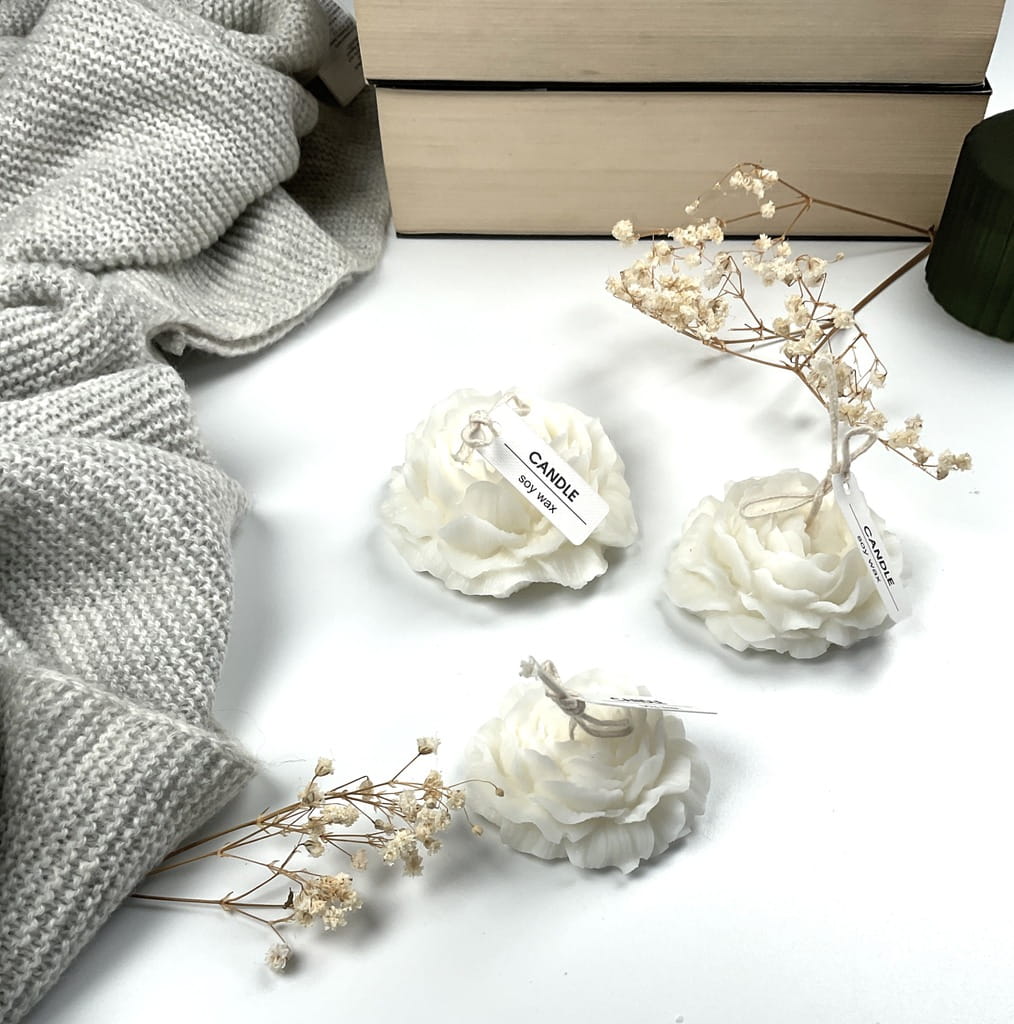 Zestaw trzech świec sojowych piwonia: mała, średnia i duża. Bezzapachowe, eleganckie dekoracje do domu, stołu i wnętrz. Naturalny wosk sojowy, długi czas palenia, idealne na prezent.