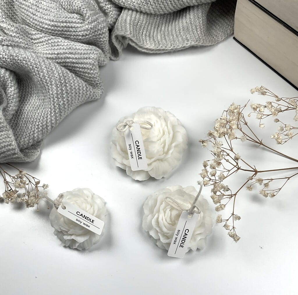 Zestaw trzech świec sojowych piwonia: mała, średnia i duża. Bezzapachowe, eleganckie dekoracje do domu, stołu i wnętrz. Naturalny wosk sojowy, długi czas palenia, idealne na prezent.