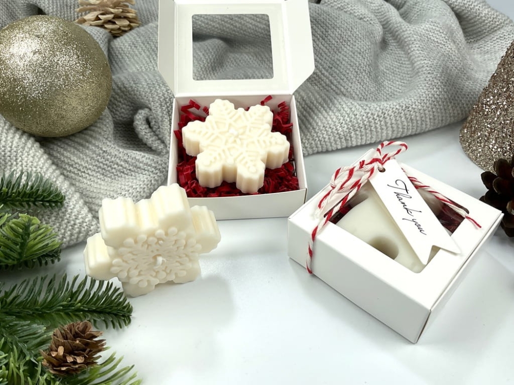 Mini box prezentowy ze świecą sojową śnieżynką w ozdobnym pudełku z okienkiem, kokardką i bilecikiem. Idealny symboliczny upominek dla nauczyciela, pracownika lub kontrahenta.