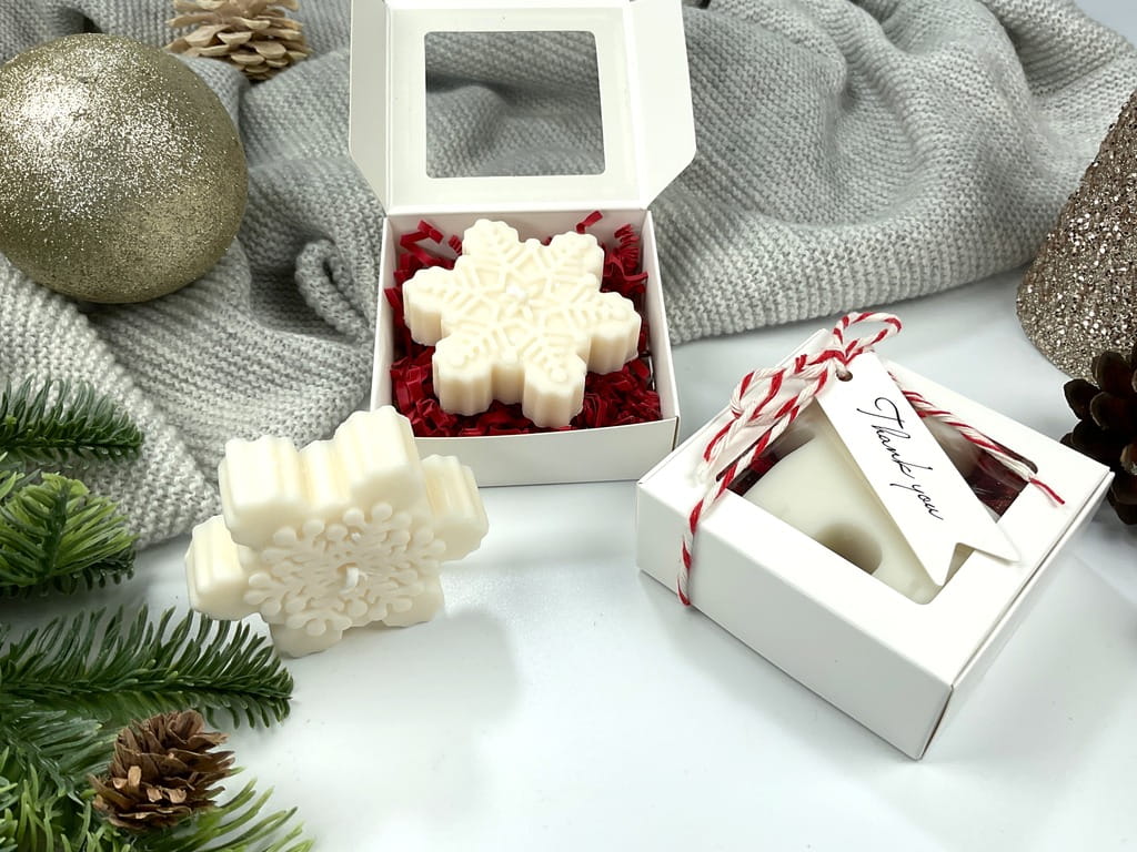 Mini box prezentowy ze świecą sojową śnieżynką w ozdobnym pudełku z okienkiem, kokardką i bilecikiem. Idealny symboliczny upominek dla nauczyciela, pracownika lub kontrahenta.