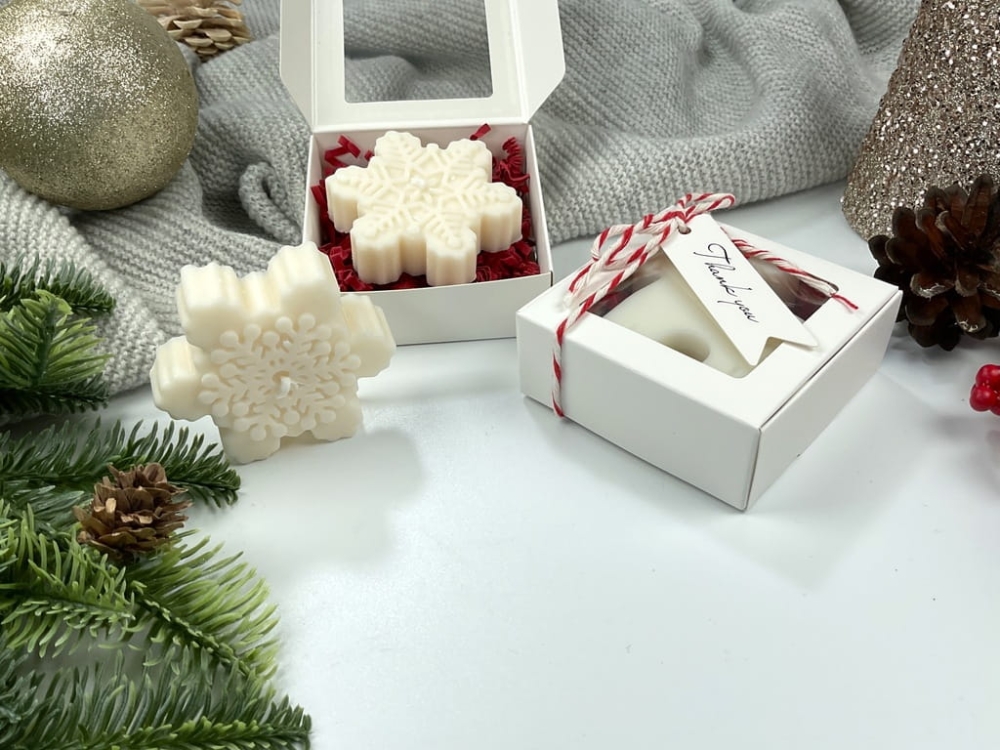 Mini box prezentowy ze świecą sojową śnieżynką w ozdobnym pudełku z okienkiem, kokardką i bilecikiem. Idealny symboliczny upominek dla nauczyciela, pracownika lub kontrahenta.