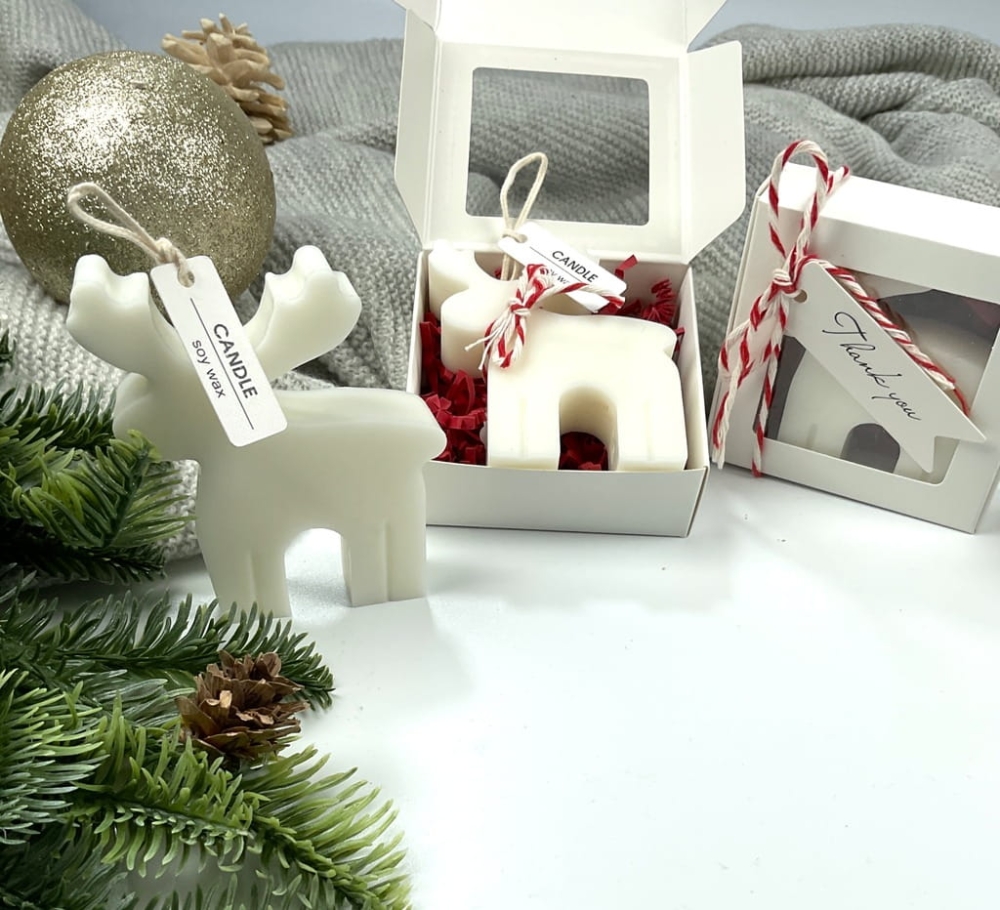 Świąteczny mini box z ręcznie robioną świecą renifer, eleganckim pudełkiem z okienkiem, przewiązanym kokardką i bilecikiem. Idealny drobny upominek świąteczny.