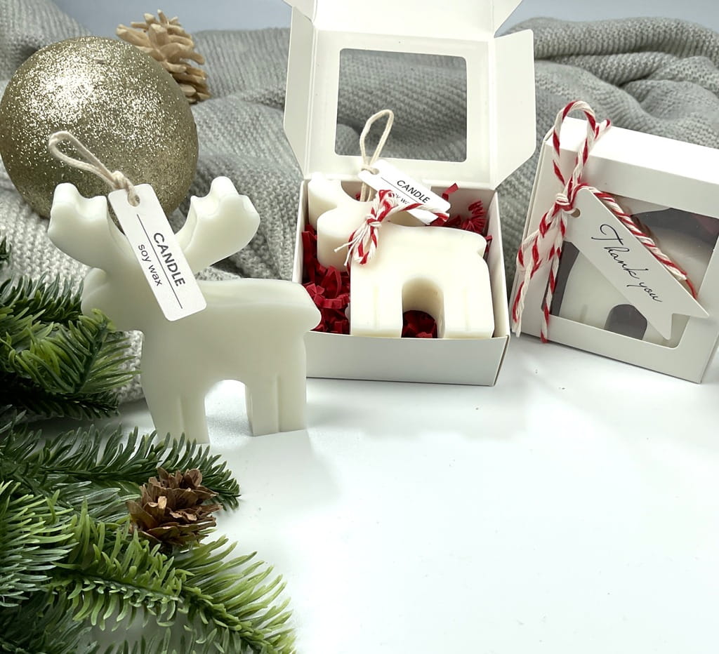 Świąteczny mini box z ręcznie robioną świecą renifer, eleganckim pudełkiem z okienkiem, przewiązanym kokardką i bilecikiem. Idealny drobny upominek świąteczny.