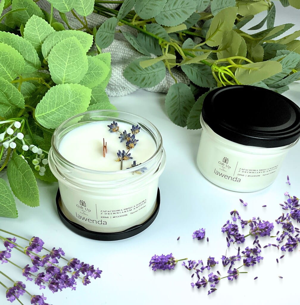 Lawendowa świeca sojowa w szkle – intensywny zapach lawendy, drewniany knot, naturalny wosk sojowy. Idealna do relaksu, aromaterapii i domowego SPA.