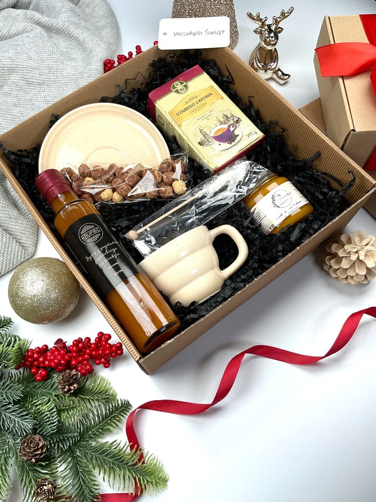 Świąteczny box z filiżanką, cukrowym mieszadełkiem, kawą Starego Lwowa, miodem z rokitnikiem, kremem miodowym, pigwowcem na miodzie i orzechami w karmelu. Gotowy prezent dla bliskich i pracowników.