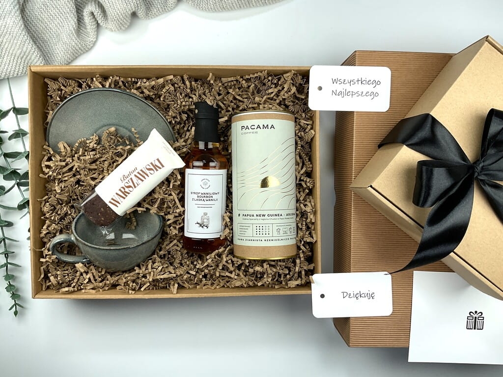 Box prezentowy: filiżanka z kamionki, kawa premium, baton bezglutenowy i syrop waniliowy z laską wanilii. Idealny na święta, Mikołajki i prezenty firmowe.