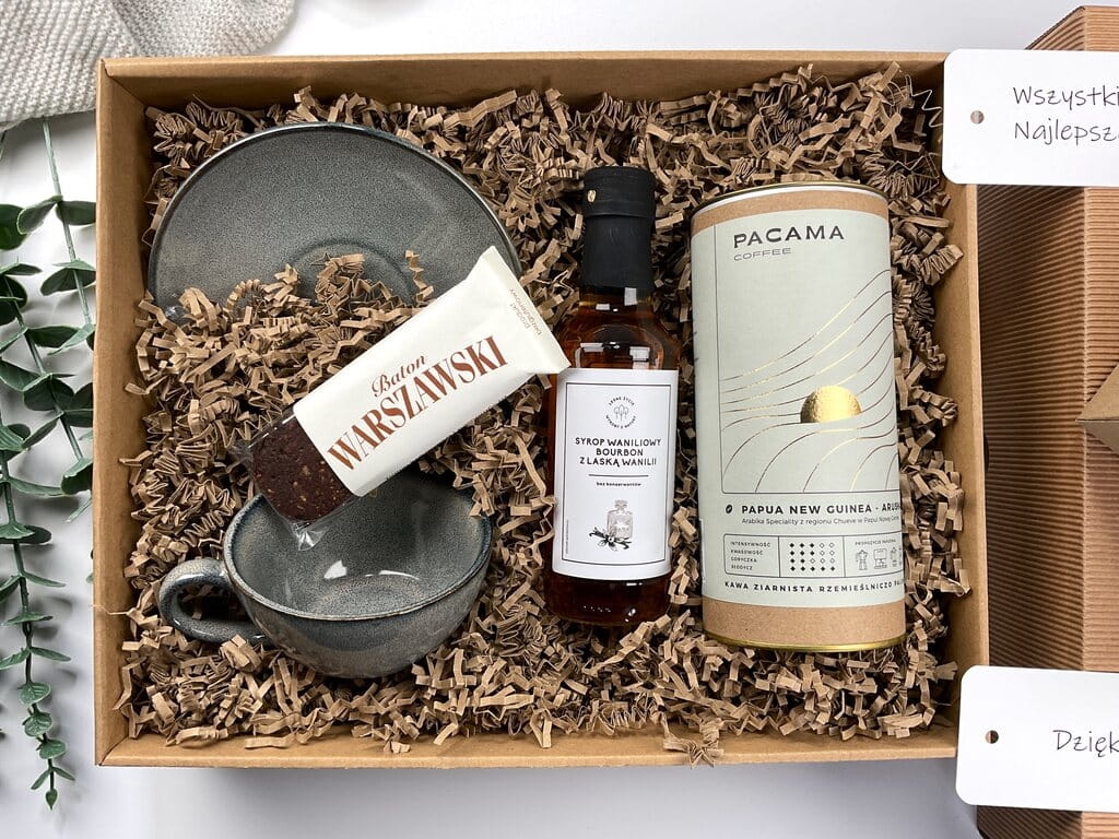 Stylowy zestaw z filiżanką kamionkową, ziarnistą kawą premium, naturalnym batonem i syropem waniliowym bourbon. Luksusowy prezent dla bliskich i pracowników.