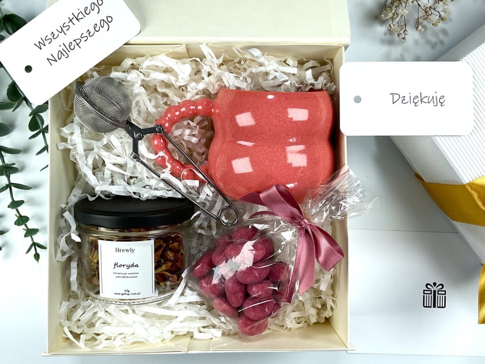 box gift prezent firmowy elegancki upominek idealny jako forma podziękowania uznania dla szefa pracownika pięknie zapakowany przewiązany kokardką i ozdobiony suszonymi roślinami