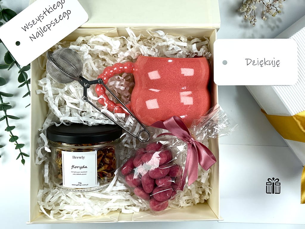 box gift prezent firmowy elegancki upominek idealny jako forma podziękowania uznania dla szefa pracownika pięknie zapakowany przewiązany kokardką i ozdobiony suszonymi roślinami