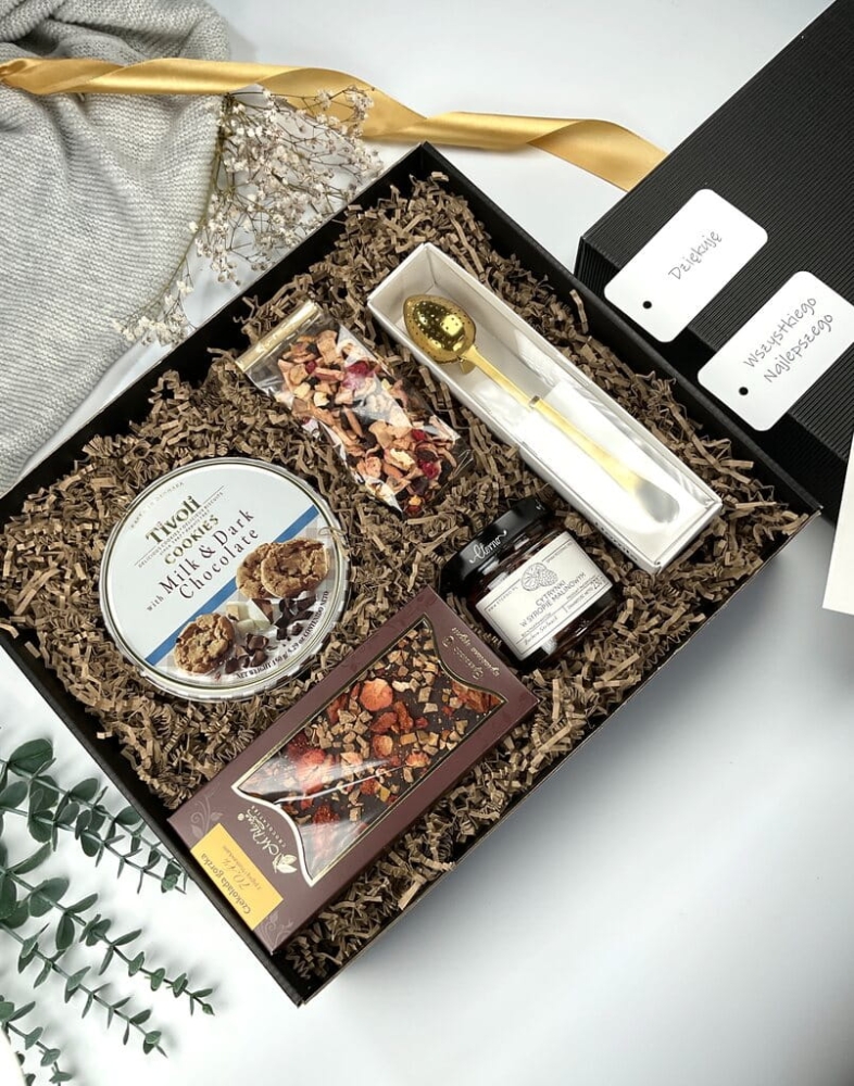 Elegancki box świąteczny z lawendową herbatą, duńskimi ciasteczkami, ręcznie robioną czekoladą gorzką i cytryną w syropie malinowym. Idealny prezent premium.