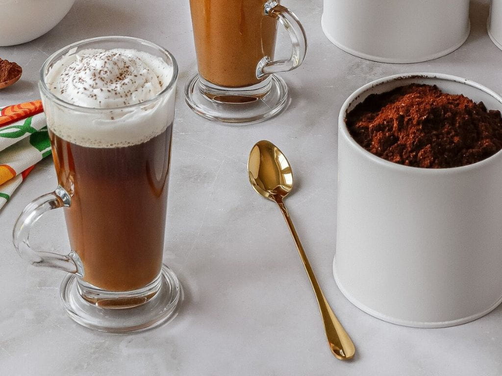 Złota długa łyżeczka koktajlowa ze stali nierdzewnej. Idealna do latte, kaw warstwowych, deserów, lodów i koktajli. Elegancki, stylowy dodatek do każdej zastawy.