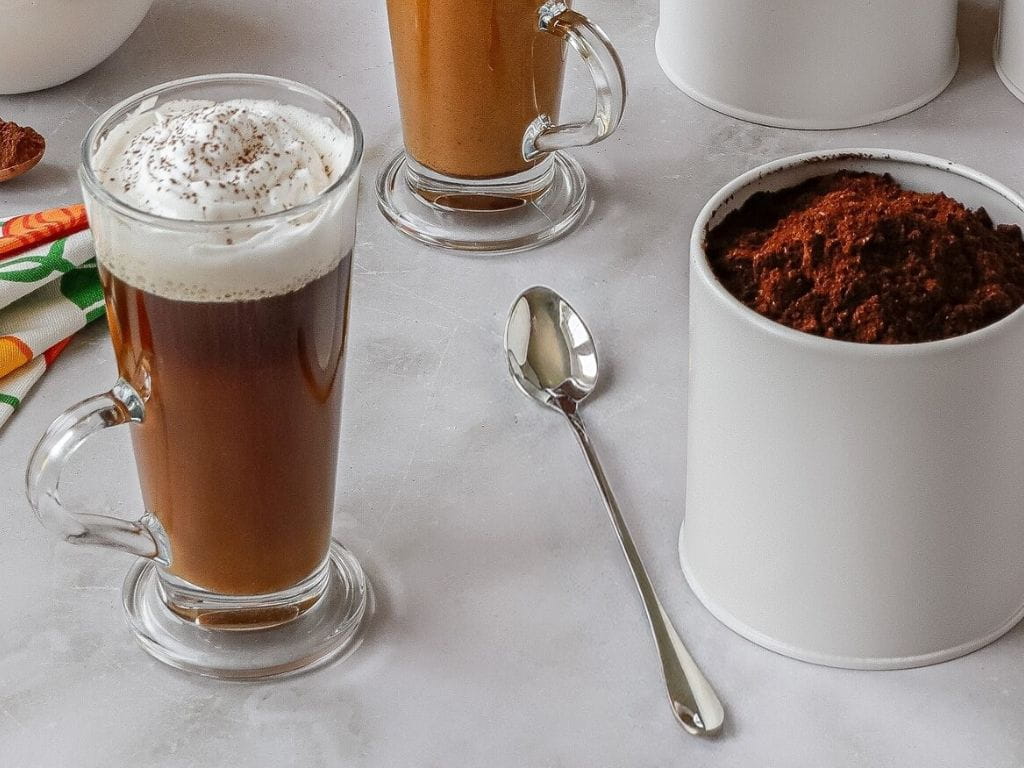 Srebrna długa łyżeczka koktajlowa ze stali nierdzewnej. Idealna do latte, kaw warstwowych, deserów, lodów i koktajli. Elegancki, stylowy dodatek do każdej zastawy.