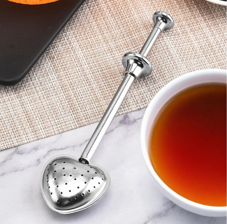 Srebrny zaparzacz do herbaty w kształcie serduszka ze stali nierdzewnej. Praktyczne sitko do herbat liściastych i ziołowych, elegancki i trwały dodatek do kuchni.