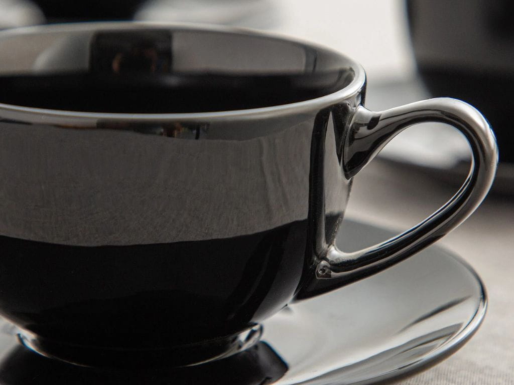 Czarna włoska porcelanowa filiżanka ze spodkiem. Elegancka i trwała, idealna do kawy, herbaty i gorącej czekolady. Nowoczesny design, praktyczny spodek, doskonała do domu i na prezent.