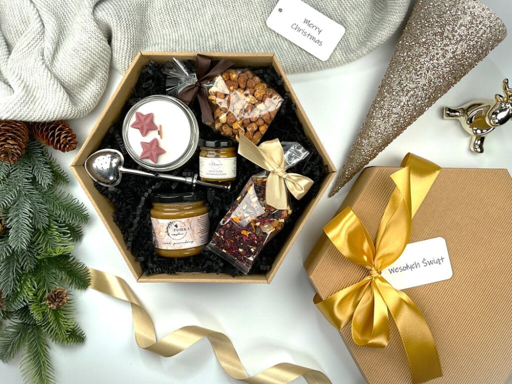 Box prezentowy na święta i Mikołajki: świeca sojowa zimowa śliwka w czekoladzie, zimowa herbata, miód piernikowy, konfitura pomarańczowa, chrupiące orzeszki i zaparzacz w kształcie serca.