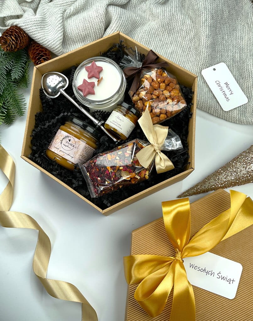 Świąteczny gift box z ręcznie robioną świecą sojową, orzechami karmelizowanymi z miodem, zimową herbatą, miodem piernikowym, konfiturą pomarańczową i dekoracyjnym zaparzaczem serce.