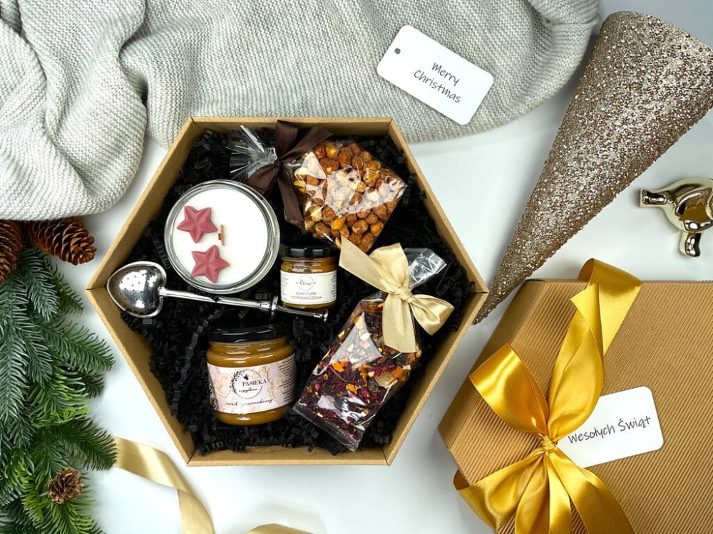 Świąteczny box prezentowy: świeca sojowa zimowa śliwka w czekoladzie, orzeszki w karmelu z miodem, konfitura pomarańczowa, zaparzacz serce, zimowa herbata i miód piernikowy.