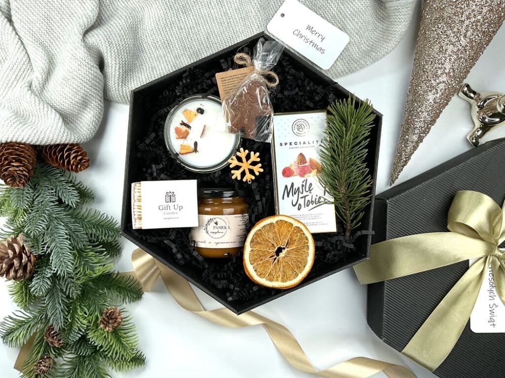 Świąteczny box prezentowy: świeca sojowa pieczone jabłko, czekoladowy ludek, różowe migdały w czekoladzie, miód cynamonowy i eleganckie zapałki.
