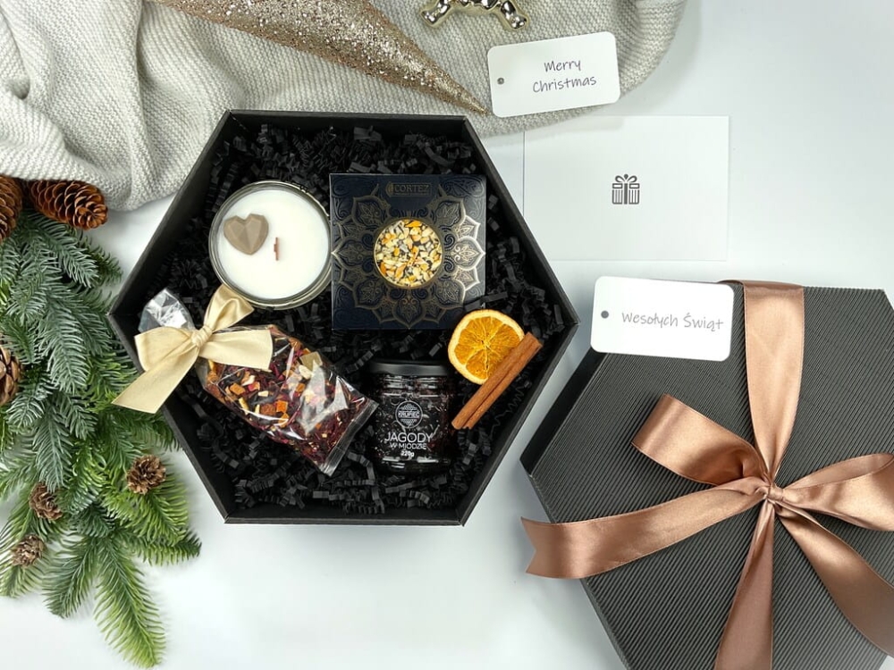 Świąteczny box premium: świeca sojowa o zapachu świątecznego ciasta czekoladowego, ręcznie robiona gorzka czekolada z pomarańczą, jagody w miodzie i herbata żurawinowa. Idealny prezent pod choinkę, na Mikołajki i zimowe wieczory.