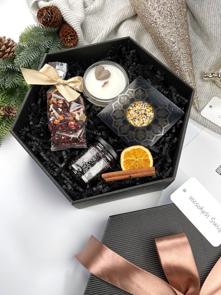 Elegancki zestaw prezentowy z naturalną świecą sojową, czekoladą handmade z pomarańczą, jagodami w miodzie oraz zimową herbatą żurawinową. Wyjątkowy upominek świąteczny dla bliskiej osoby.